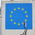 Бэнкси изобразил флаг Евросоюза без одной звезды        