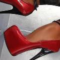 Учёные уверены, что женщины носят высокие каблуки из-за глупости мужчин